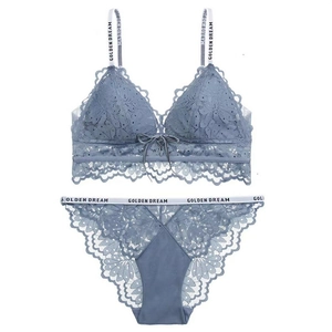 Set lingerie in pizzo blu con reggiseno a triangolo ed elastici con scritta del marchio