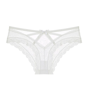 Détail de culotte blanche en dentelle semi-transparente avec lanières et nœud