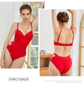 Détail d'un body en dentelle rouge avec broderie florale et design dos ouvert
