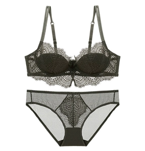 Dettaglio di un set reggiseno in pizzo verde oliva e slip in mesh trasparente
