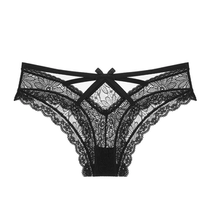Détail de culotte en dentelle florale noire avec nœud et ceinture croisée ajourée