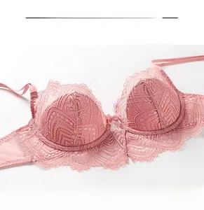 Dettaglio reggiseno in pizzo rosa con rete floreale a ciglia e doppie spalline sottili
