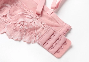 Detail eines rosa Spitzen-BHs mit dreireihigem Verschluss und atmungsaktivem Netzstoff
