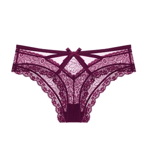 Vue détaillée de la dentelle florale et du petit nœud sur cette culotte bordeaux