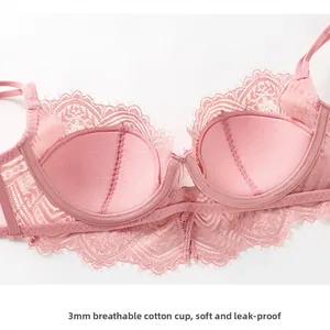 Dettaglio reggiseno in pizzo rosa con imbottitura in cotone 3mm traspirante