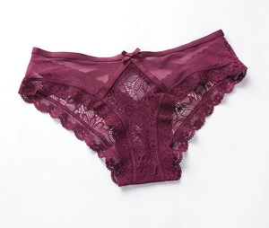 Détails de la culotte en dentelle bordeaux avec motifs floraux et petit nœud central