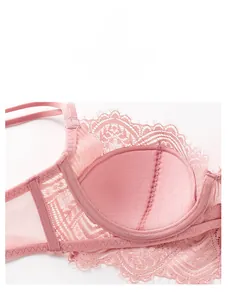 Dettaglio del ricamo in pizzo rosa e della morbida imbottitura su un reggiseno in stile francese