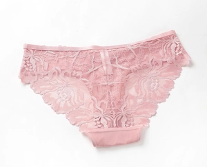 Nahaufnahme der rosa floralen Spitzenslips mit Wellenrand und halbtransparenter Textur