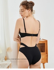 Détail du dos d'un body sexy en dentelle noire avec fermeture à crochets et mesh transparent