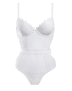 Détail d'un body en dentelle blanche avec bonnets à armatures et ceinture décorative