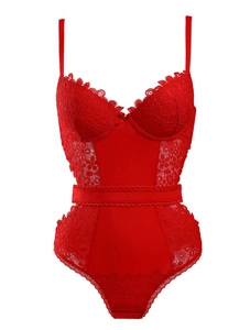 Détail du body en dentelle rouge avec broderie florale et bretelles fines réglables