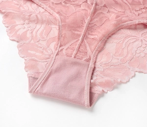 Detailansicht der rosa Blumen-Spitzenslip mit atmungsaktivem Baumwollzwickel und feinen Nähten