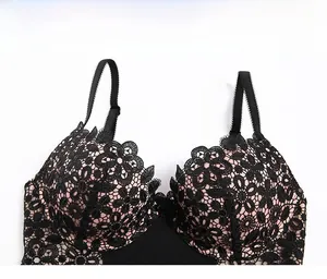 Détail de la broderie florale noire et du tulle sur ce body sexy en dentelle chic