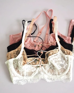 Détails d'un ensemble de lingerie en dentelle florale avec de petites roses décoratives