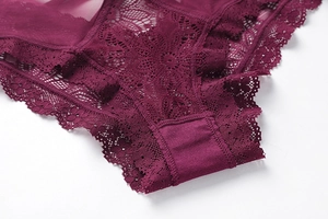 Gros plan sur la broderie en dentelle florale et les bords festonnés du slip violet
