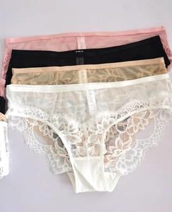 Détail de lot de quatre culottes en dentelle florale en rose, noir, beige et blanc