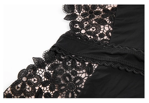 Détail de broderie florale et tissu lisse sur un body en dentelle noire