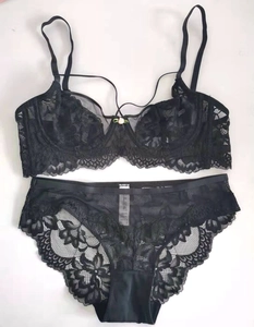 Vue détaillée de l'ensemble de lingerie en dentelle noire avec petite rose et bords festonnés