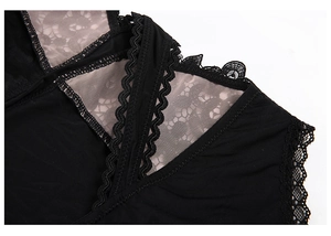 Détail montrant la broderie de dentelle noire complexe et les coutures en résille