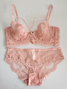 Détail d'un ensemble de lingerie en dentelle rose avec soutien-gorge à armatures et culotte