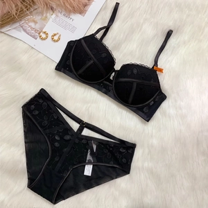 Ensemble de lingerie en dentelle noire avec broderie florale et accessoires perles