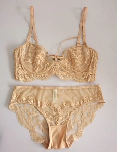 Gros plan détaillé de l'ensemble de lingerie en dentelle avec broderie et petite rose