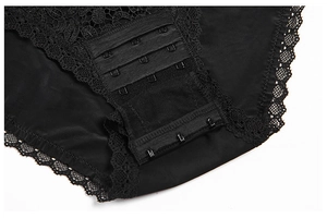 Vue détaillée du système de fermeture à trois crochets et dentelle du body noir