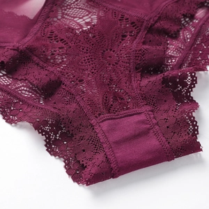 Culotte en dentelle florale rouge foncé avec maille respirante et petit nœud