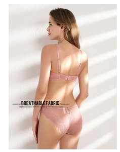 Vue arrière d'un ensemble en dentelle rose avec maille respirante et découpe goutte