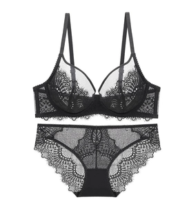 Ensemble lingerie en dentelle noire avec mesh et détails de bords festonnés