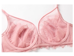 Détail de dentelle florale rose pâle et bordure cil sur bonnets en mesh fin