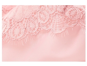 Détail macro de dentelle florale rose avec bordure délicate et empiècement en tulle