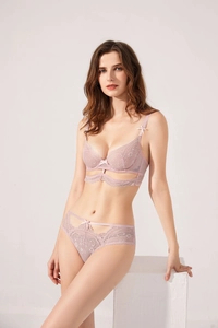 Dettaglio del set di biancheria intima in pizzo rosa con fiocchi e bordi floreali