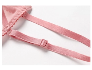 Détail de la bandoulière élastique rose réglable avec maille de dentelle fine