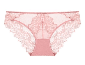 Gros plan sur les broderies délicates en dentelle rose et les motifs floraux de la culotte