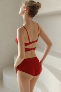 Vue détaillée du dos d'un ensemble de lingerie en dentelle rouge avec bretelles évidées