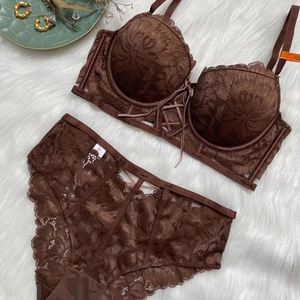 Détails de l'ensemble de lingerie en dentelle marron foncé avec rubans et broderies
