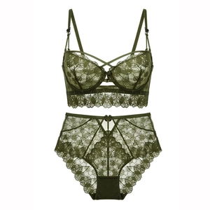 Détail à plat d'un ensemble de lingerie en dentelle vert foncé avec broderie florale