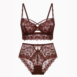 Détail à plat d'un ensemble de lingerie en dentelle bordeaux avec nœuds et lanières