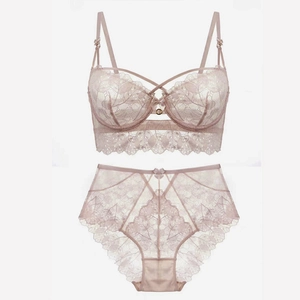 Détail de l'ensemble de lingerie en dentelle rose avec broderies et culotte haute