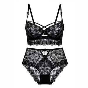 Détail de l'ensemble de lingerie en dentelle noire avec culotte haute et soutien-gorge