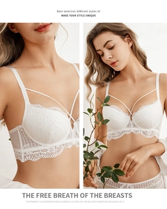 Gros plan détaillé d'un ensemble de lingerie en dentelle florale blanche avec bretelles