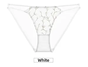 Détails de culotte blanche en dentelle transparente avec broderie florale et fines bretelles