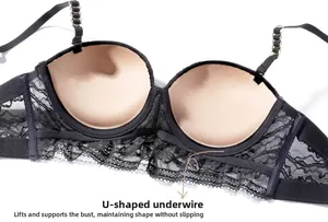 Détail du soutien-gorge en dentelle noire avec armature en U et boucles dorées