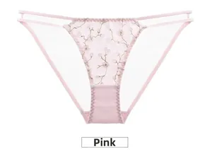 Détail de culotte en tulle rose avec broderie cerisier et doubles bretelles de taille