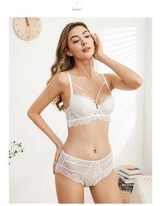 Détails d'un ensemble de lingerie en dentelle blanche avec motifs floraux et fines bretelles