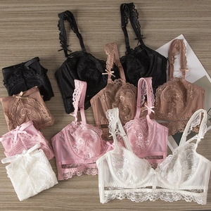 Dettaglio del ricamo in pizzo floreale e fiocchi sui set di lingerie multicolore