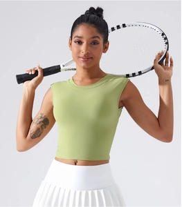 Détail du débardeur de yoga vert clair à coupe ajustée montrant le tissu athlétique doux