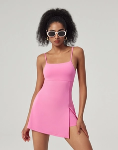 Détail d'une robe de sport rose avec fente latérale et doublure de sécurité intégrée