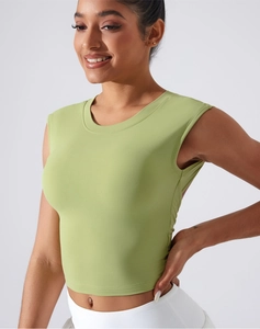 Détail du haut de yoga sans manches vert clair avec coussinets et dos nu sexy